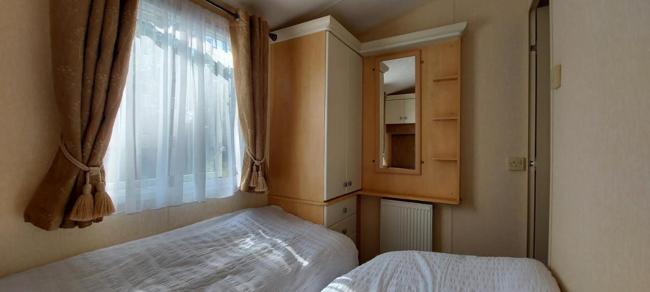 A Fashionable Caravan In A Peaceful Seaside Town Sandown Kültér fotó