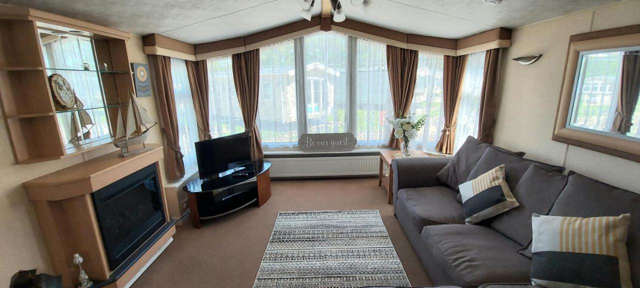 A Fashionable Caravan In A Peaceful Seaside Town Sandown Kültér fotó